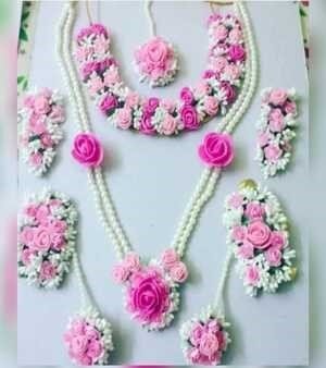 Necklace Set with Flower Desigen