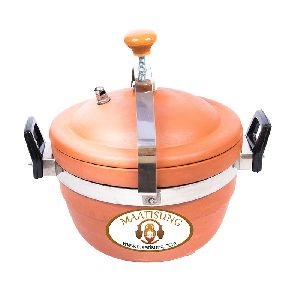 Earthen clay cooker
